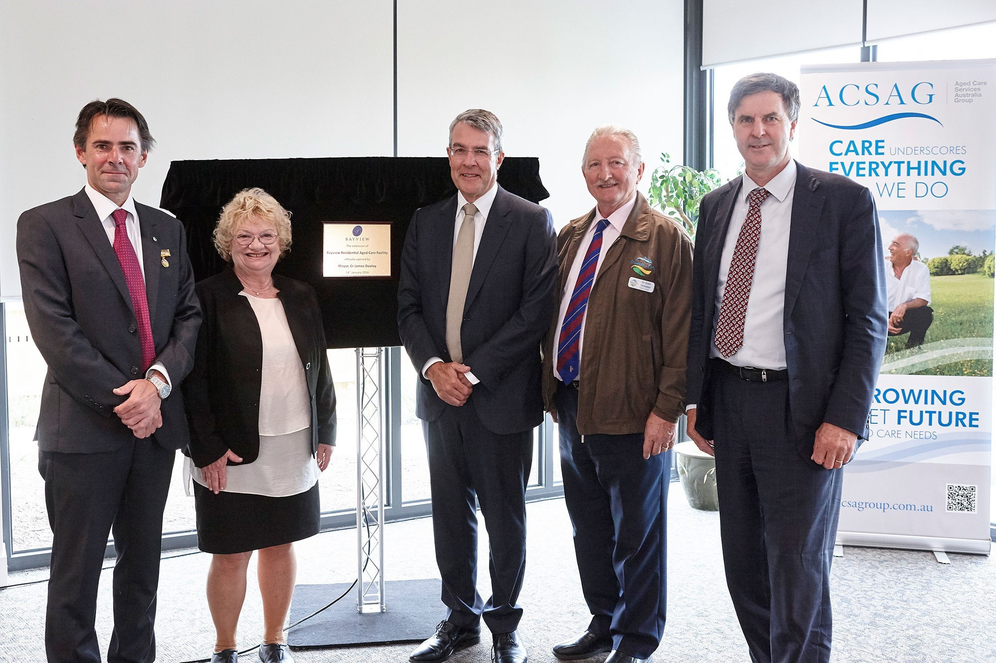 <p>Mayor James Dooley, Facility Manager Di Mnich, The Honourable Mark Dreyfus, Deputy Mayor Colin Hampton and Japara Healthcare CEO Andrew Sudholz at the opening.</p>
