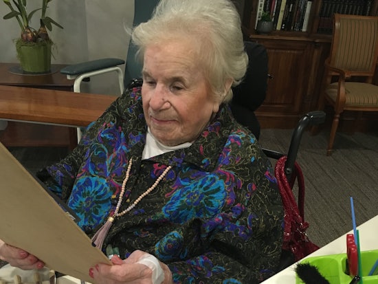 <p>Former artist Leopoldine ‘Poldi’ Mimovich feels “at home” in front of the easel during Mercy Place East Melbourne’s art therapy workshops. (Source: Mercy Health)</p>
