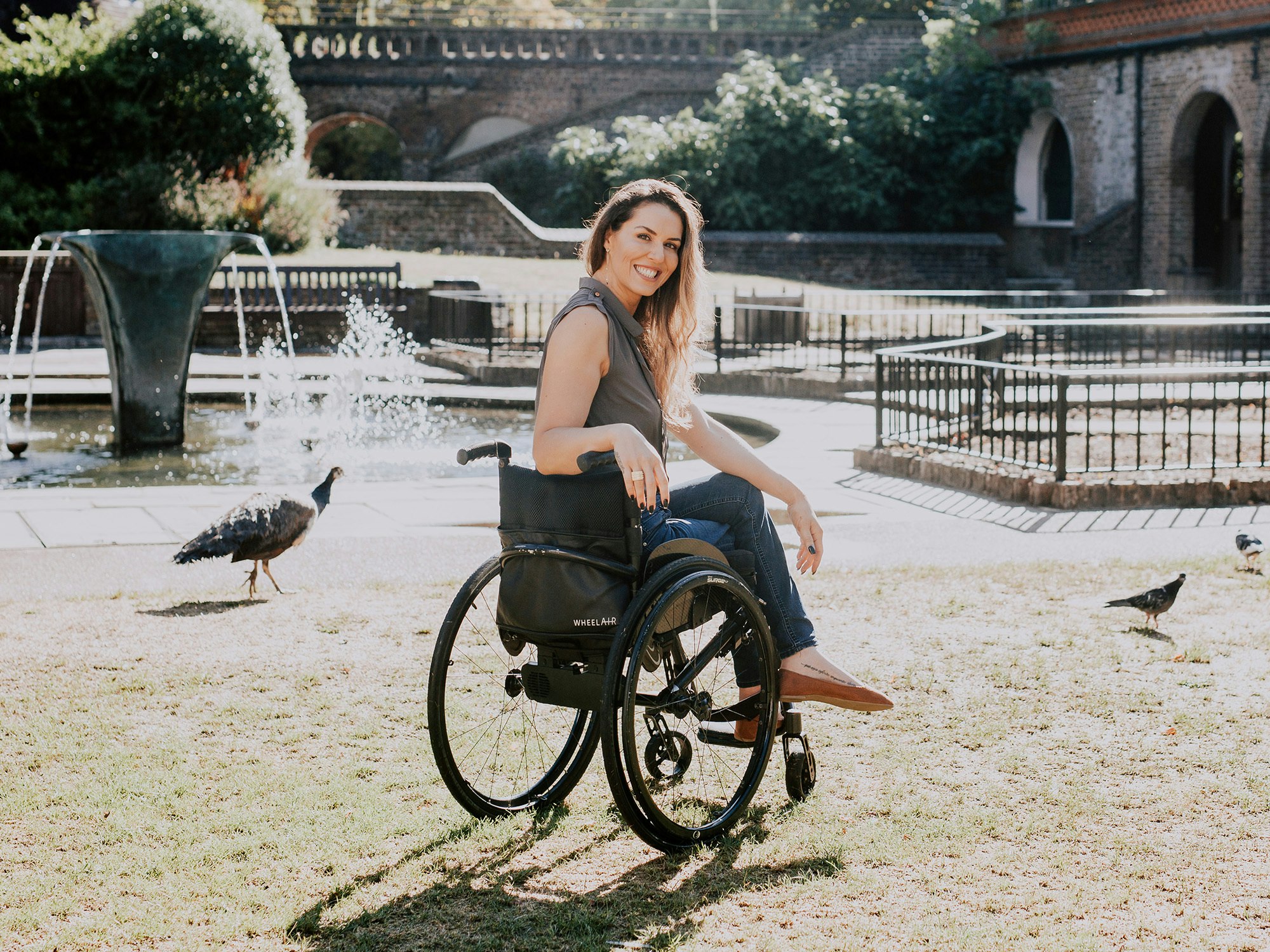 Brand ambassador Samanta Bullock with the wheelAIR cooling backrest cushion that helps users cope with heat and moisture build up [Source: wheelAIR]

