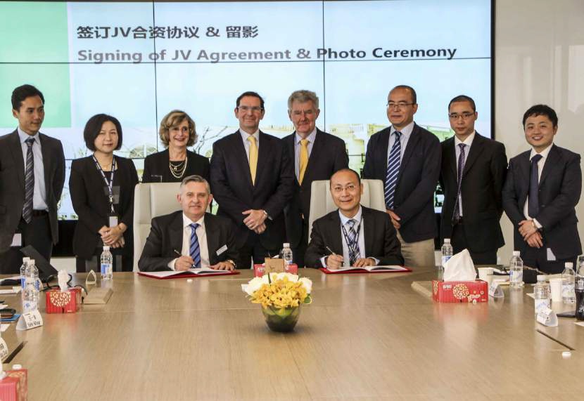 <p>Sungin Chairman Alex Gong and Managing Director of Sapphire Holdings Group Ernest Medina sign joint venture agreement in front of representatives from both companies (Source: Sapphire Holdings Group)</p>
