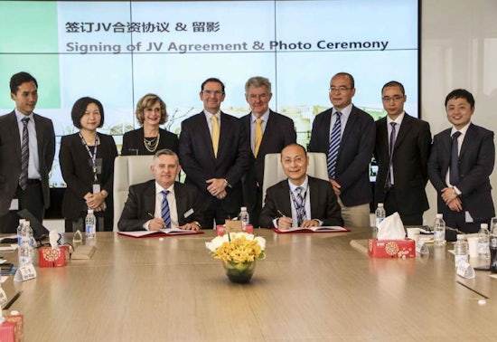 <p>Sungin Chairman Alex Gong and Managing Director of Sapphire Holdings Group Ernest Medina sign joint venture agreement in front of representatives from both companies (Source: Sapphire Holdings Group)</p>
