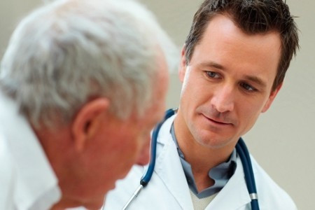 <p>Doctors listening to older patient</p>
