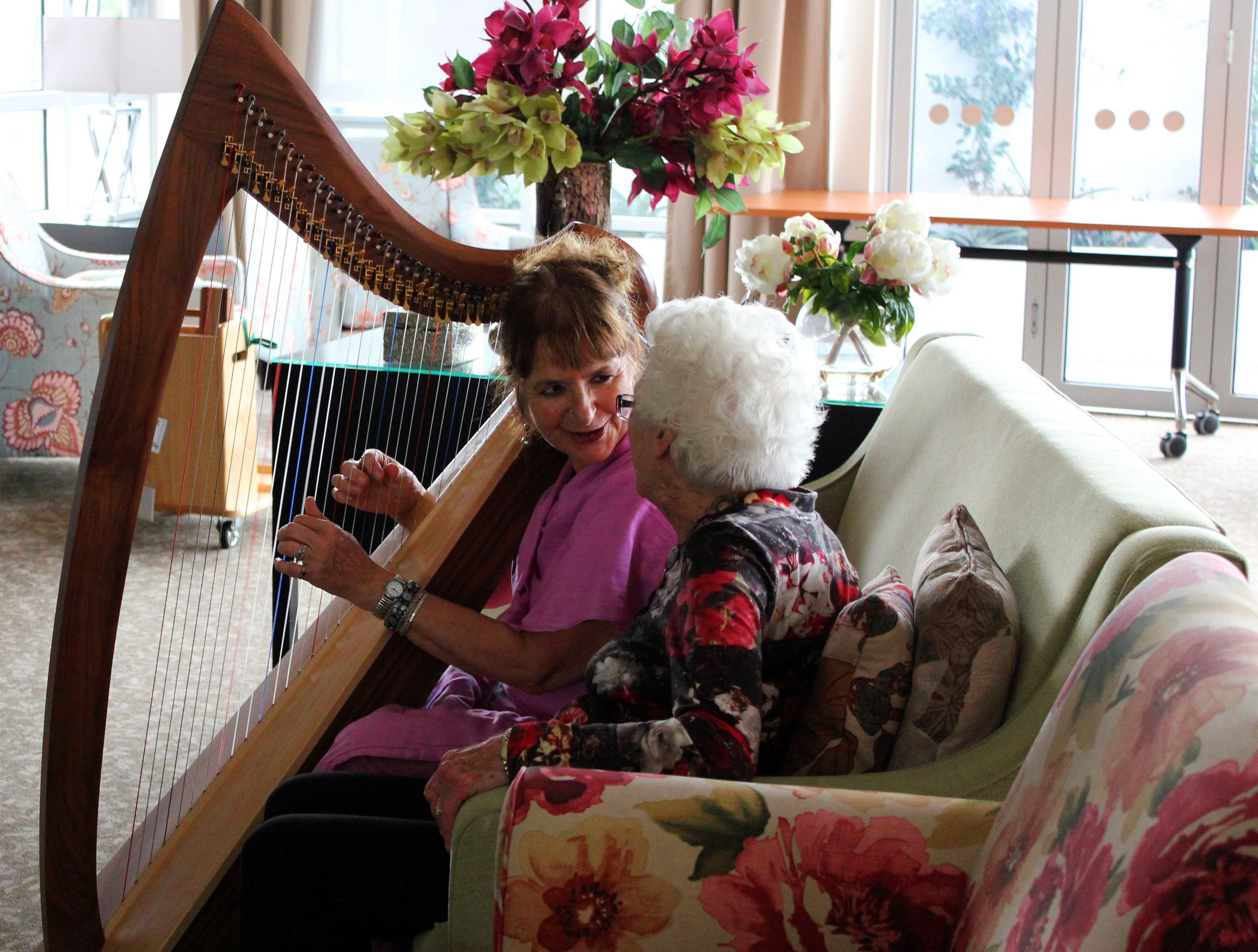 <p>Harpist Carla Whiteley and Villa Maria resident, Eryl Dow.</p>
