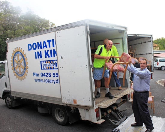 <p>Edgar Korenyovszky, Benetas facilities maintenance team leader, helps Bob Glindemann, from Rotary Donations In Kind, load items into the truck.</p>
