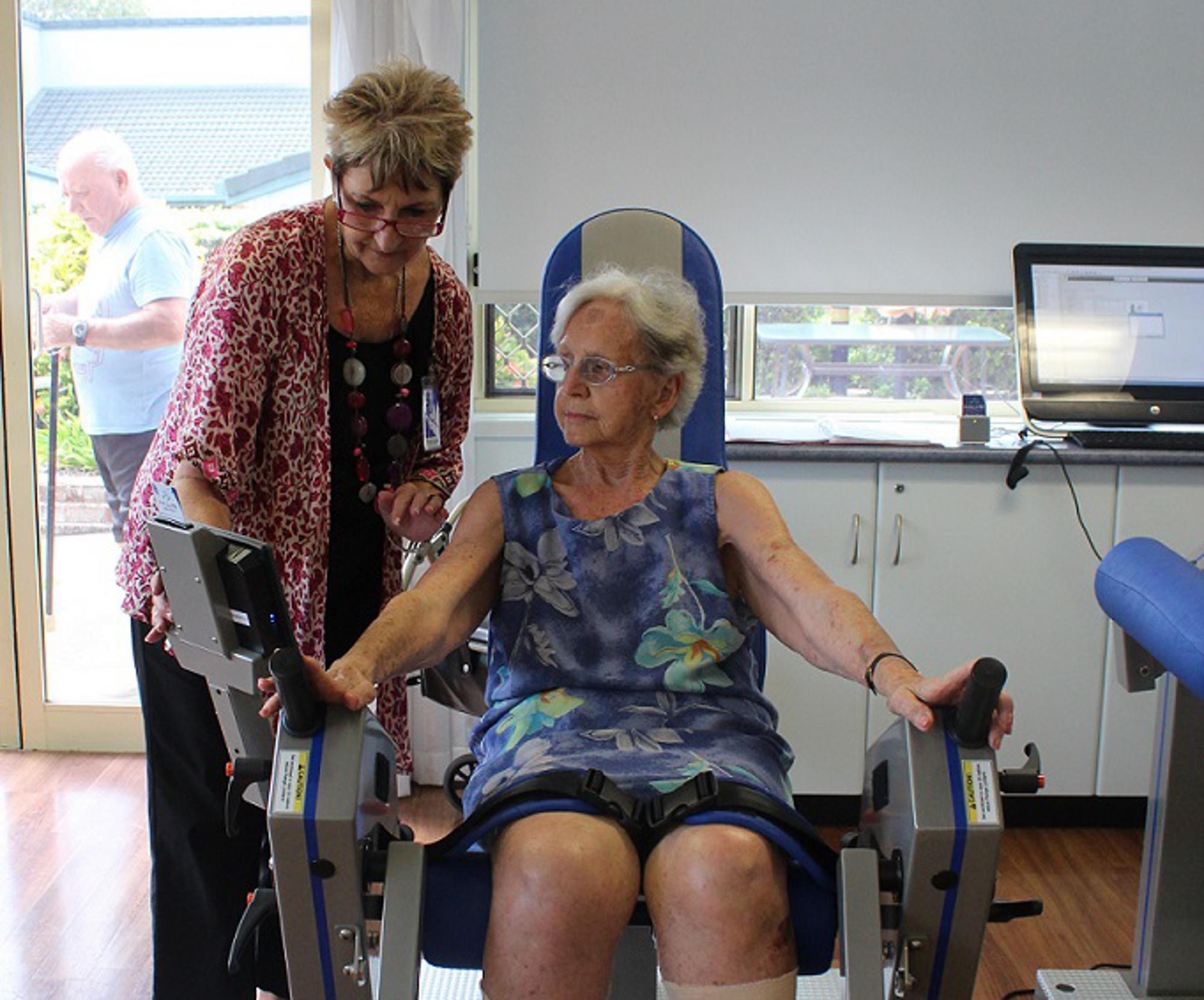 <p>Feros Care resident, Joan Smith (seated), with volunteer, Paulette.</p>
