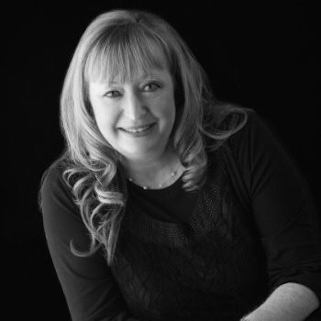 Headshot of Lesley Barton