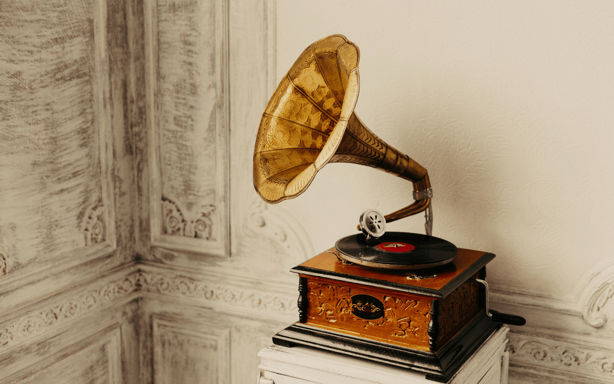 Old gramophone music brings memories to life in dementia care
